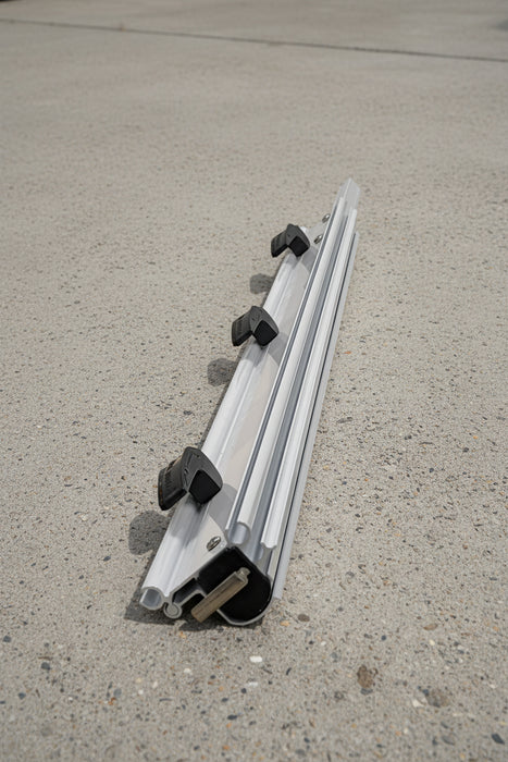 Metal rod with adjustable clips